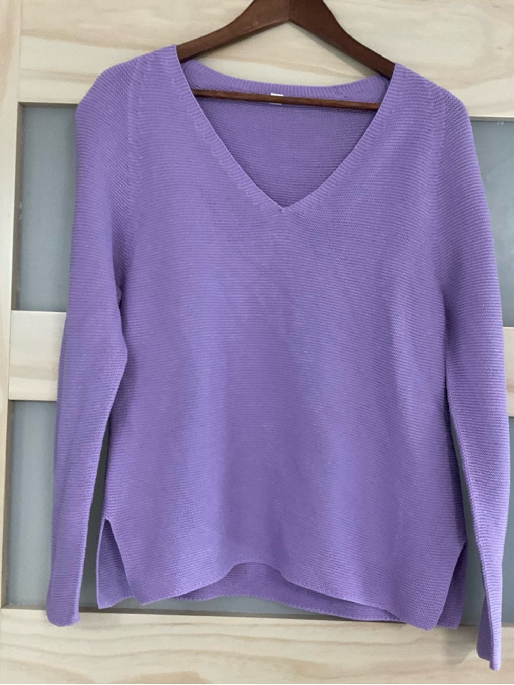 Uniqlo Lavender Knit Sweater Small Lightweight V Neck Side Slit Minimalist
